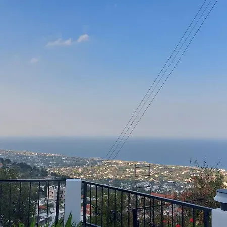 Girne, Lapta'da Deniz Ve Dag Manzarali Villa Girne