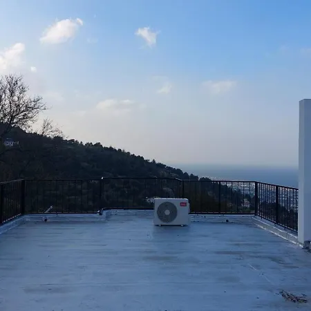 Girne, Lapta'da Deniz Ve Dağ Manzaralı Girne
