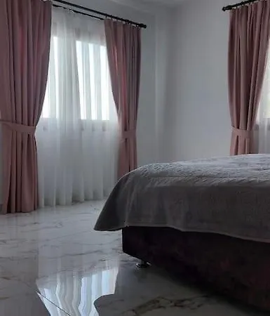 Villa Girne, Lapta'da Deniz Ve Dag Manzarali