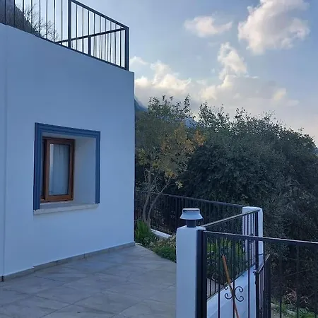 Girne, Lapta'da Deniz Ve Dağ Manzaralı * Girne