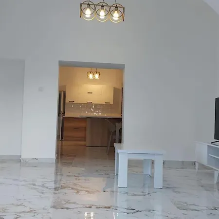 Girne, Lapta'da Deniz Ve Dag Manzarali Villa *