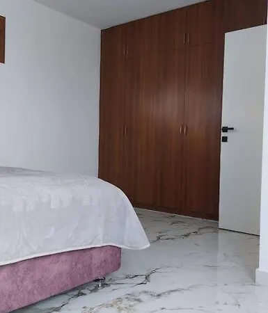 Girne, Lapta'da Deniz Ve Dag Manzarali