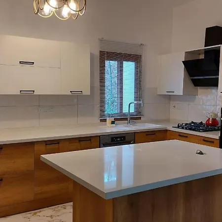 Girne, Lapta'da Deniz Ve Dag Manzarali Villa *